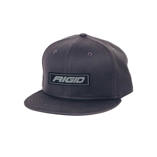 Gorra Rigid Plana Gris con Parche que dice RIGID